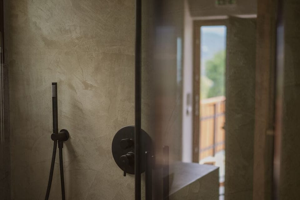 Honeymoon Studio Suite | Bathroom | Shower, free toiletries, bathrobes, slippers