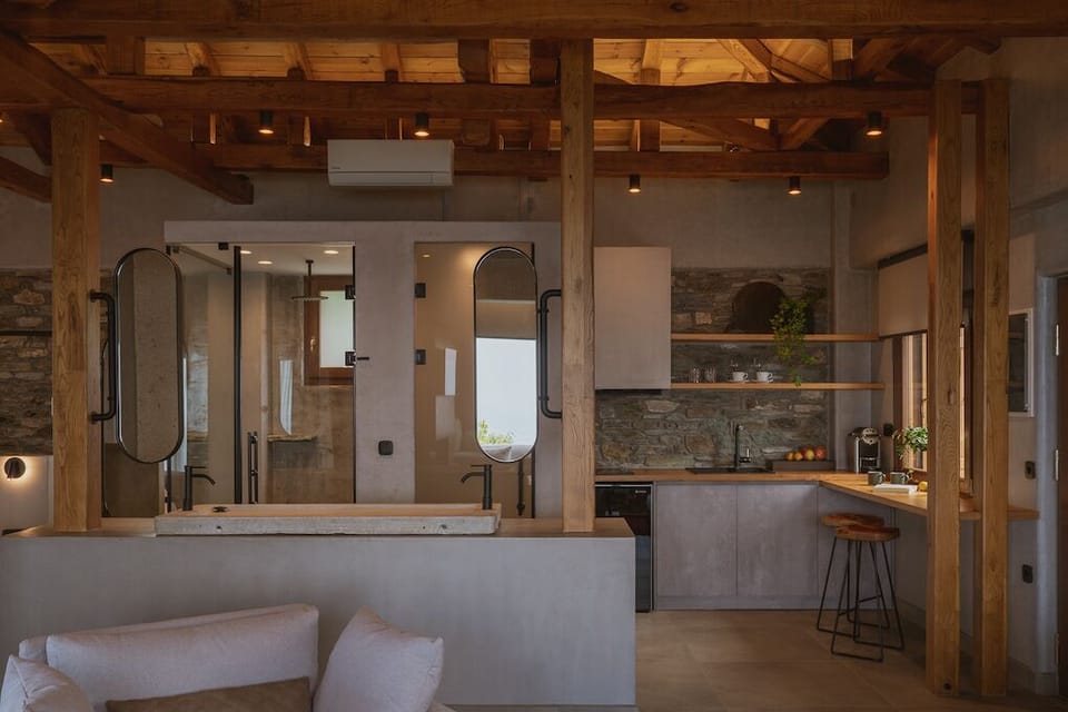 Honeymoon Studio Suite | Bathroom | Shower, free toiletries, bathrobes, slippers