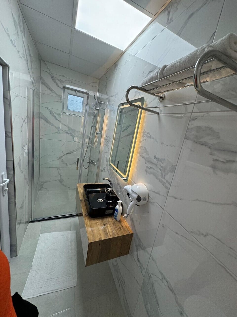 Deluxe Studio Suite, City View | Bathroom | Combined shower/tub, hair dryer, towels, soap