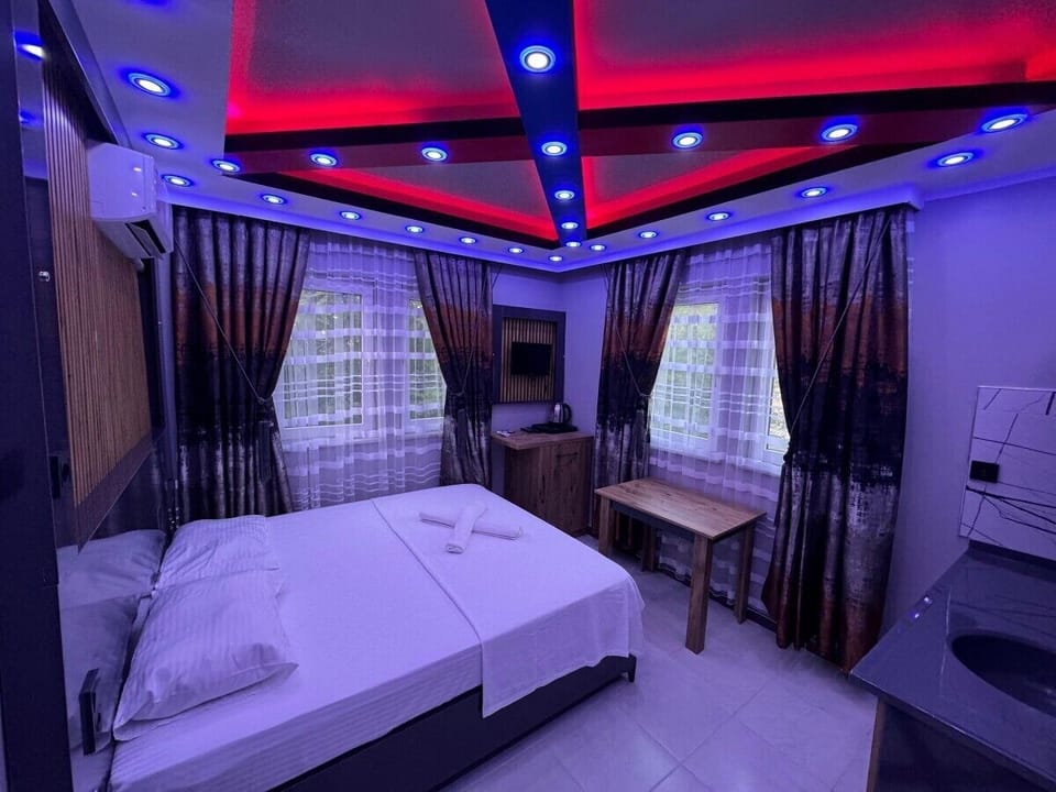 Deluxe Studio Suite, City View | Desk, free WiFi