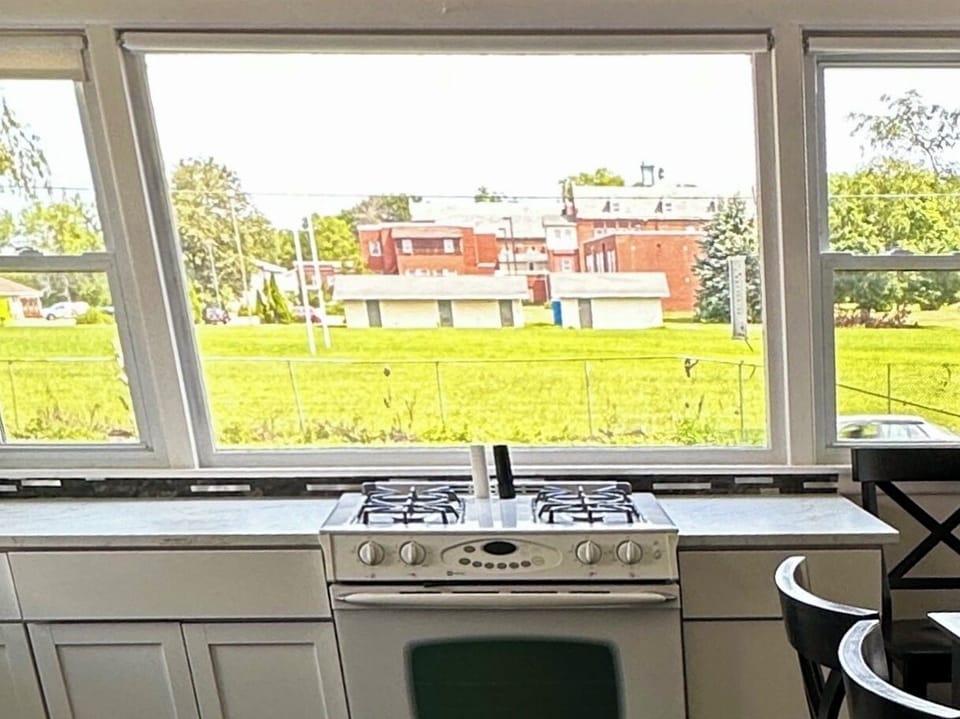 Kitchen bay window