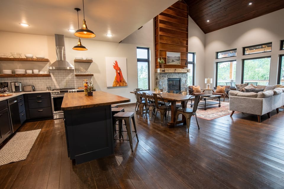 Open sightlines from the kitchen all the way to the living room — whoever's cooking never misses the conversation. Built for groups that like to stay in the same orbit.