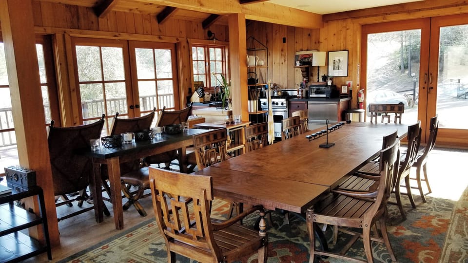 Gorgeous dining and kitchen area