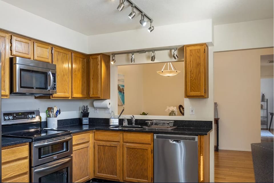 Full furnished Kitchen with all appliances, accessories, wine glasses etc.
