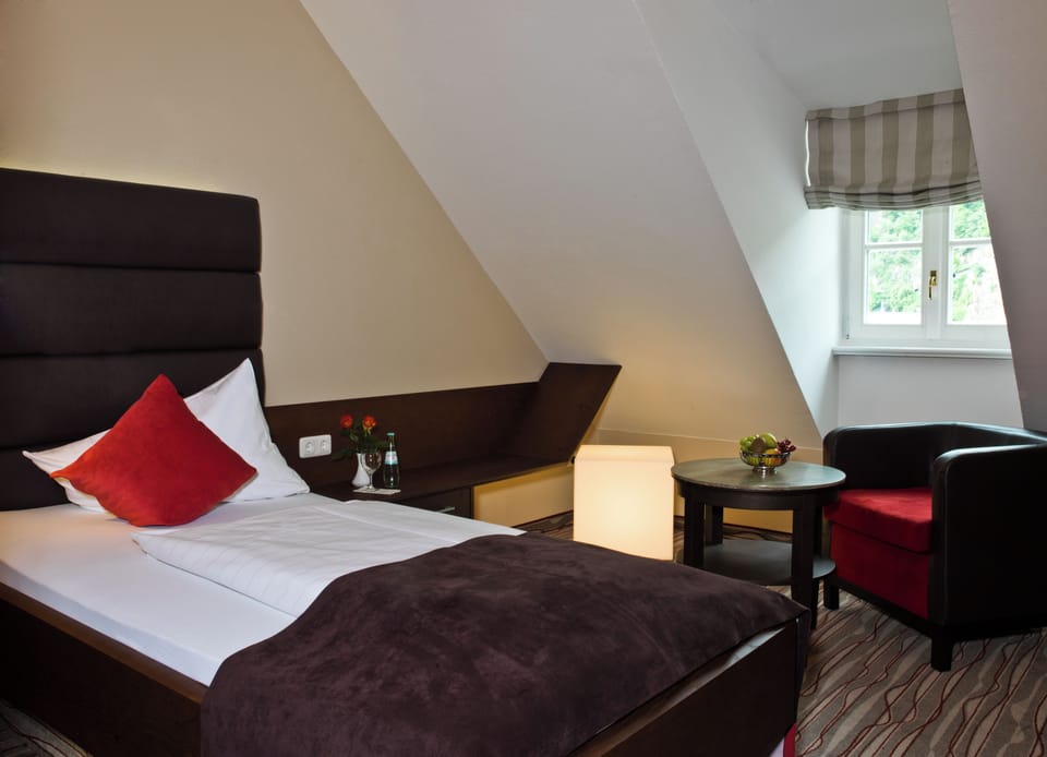 Classic Single Room | Hypo-allergenic bedding available, minibar, in-room safe, desk