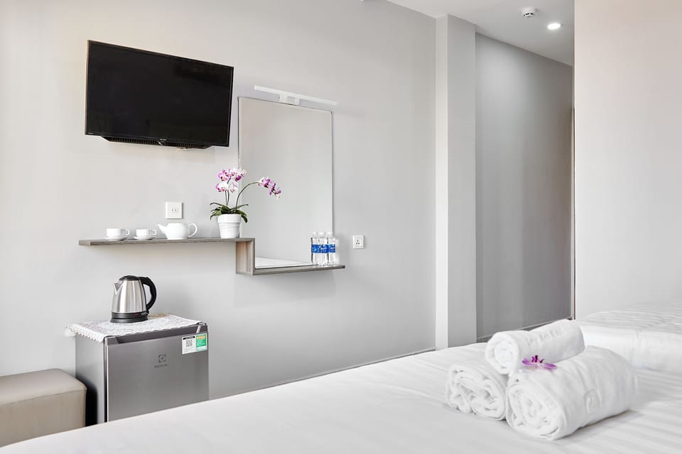 Triple Room | Desk, laptop workspace, free WiFi