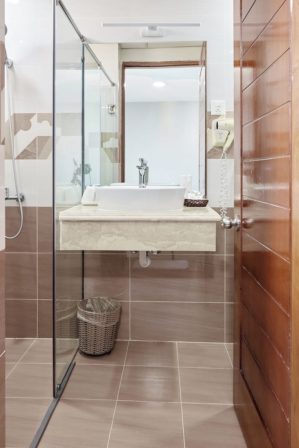 Deluxe Double or Twin Room | Bathroom | Shower, hair dryer, towels, soap