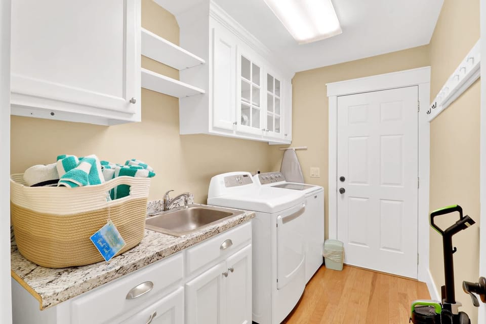 Full Size Laundry room