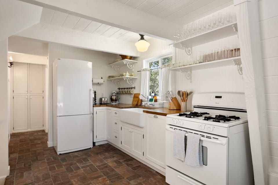 Kitchen | Farmhouse Sink & Gas Range