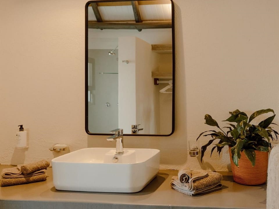 Superior Room | Bathroom | Shower, rainfall showerhead, free toiletries, hair dryer