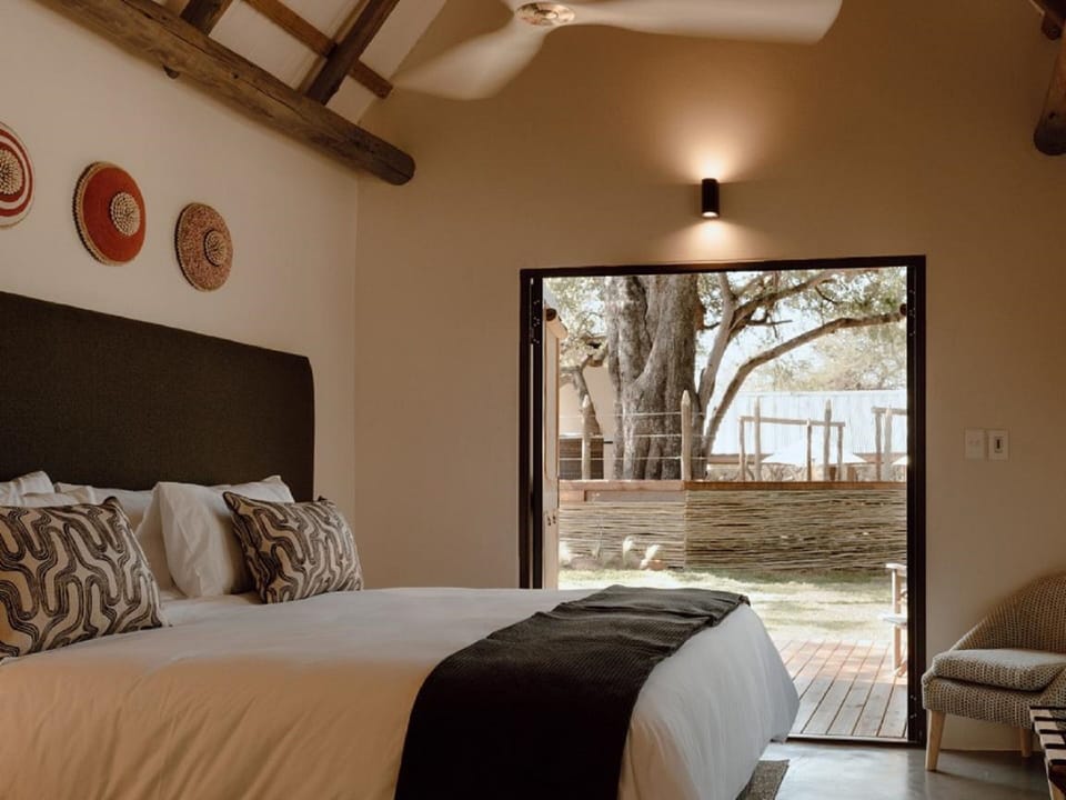 Superior Room | In-room safe, bed sheets