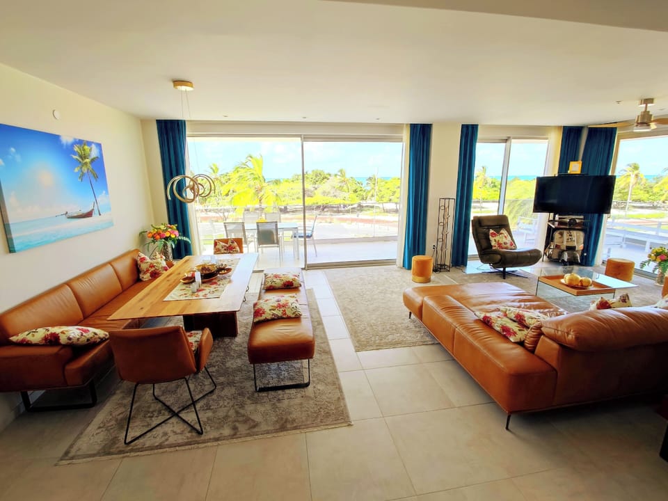 Spacious Dining and Living Room 