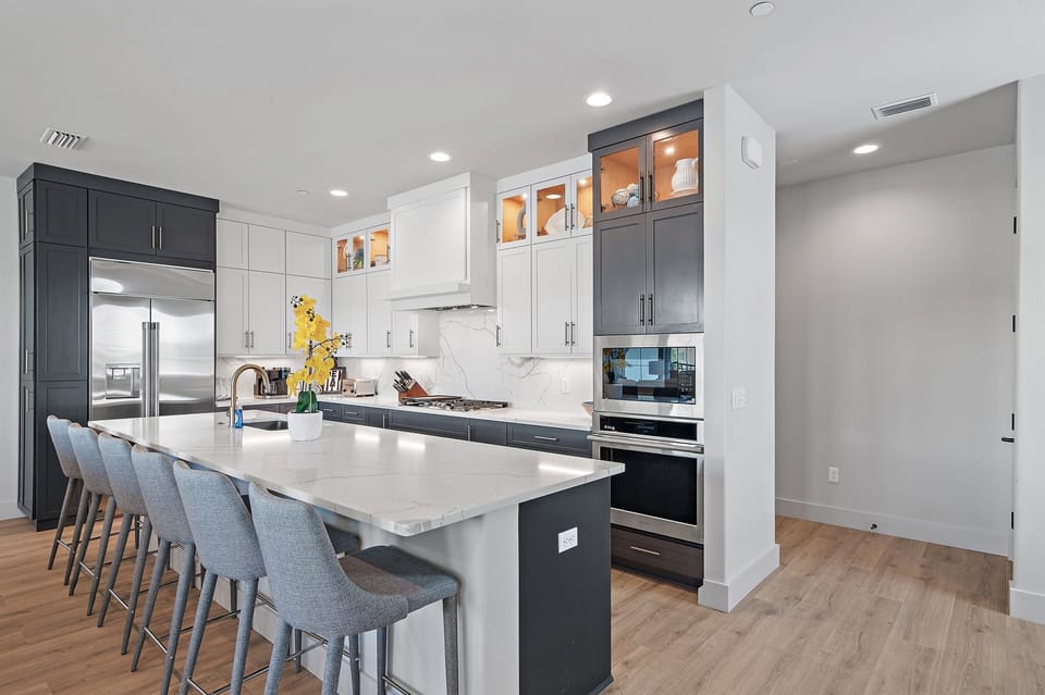 2nd Floor Gourmet Kitchen with Gas Cooktop