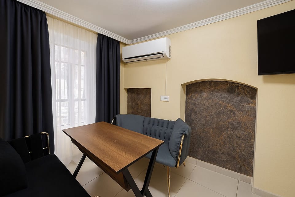 Junior Suite | Living area | 43-inch Smart TV with satellite channels, Netflix, Hulu
