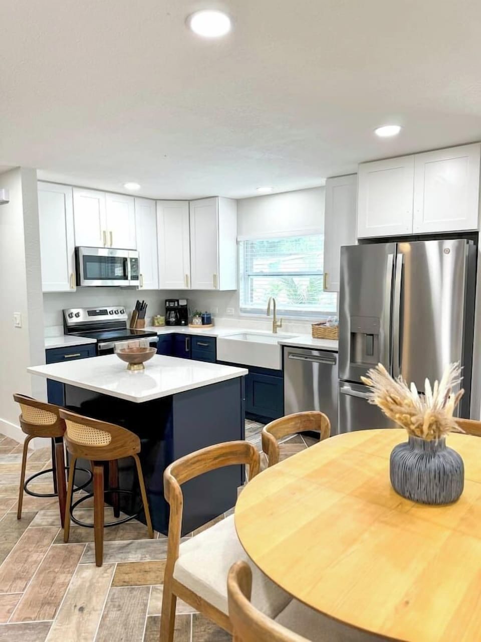 Full kitchen with ample seating and basic kitchen supplies