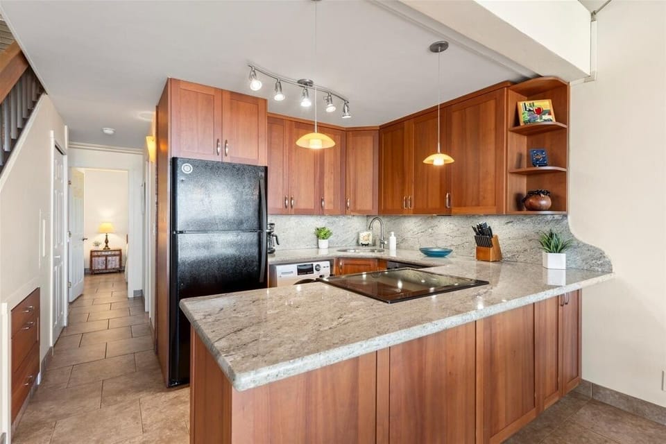 Condo, 2 Bedrooms | Private kitchen | Fridge, oven, stovetop, coffee/tea maker