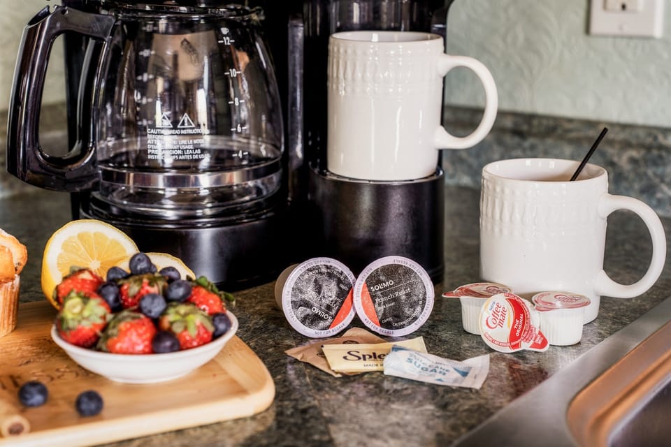 Whether you prefer drip or pod, the combo coffee maker and cabin mugs are ready for your morning ritual