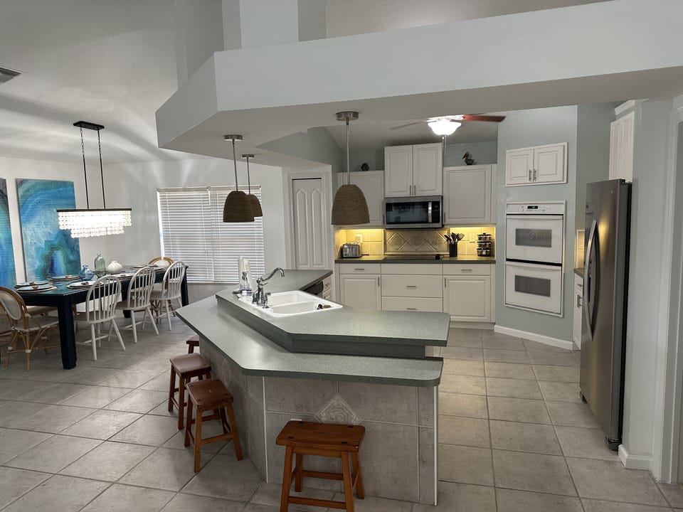 Full Kitchen Loaded with Amenities