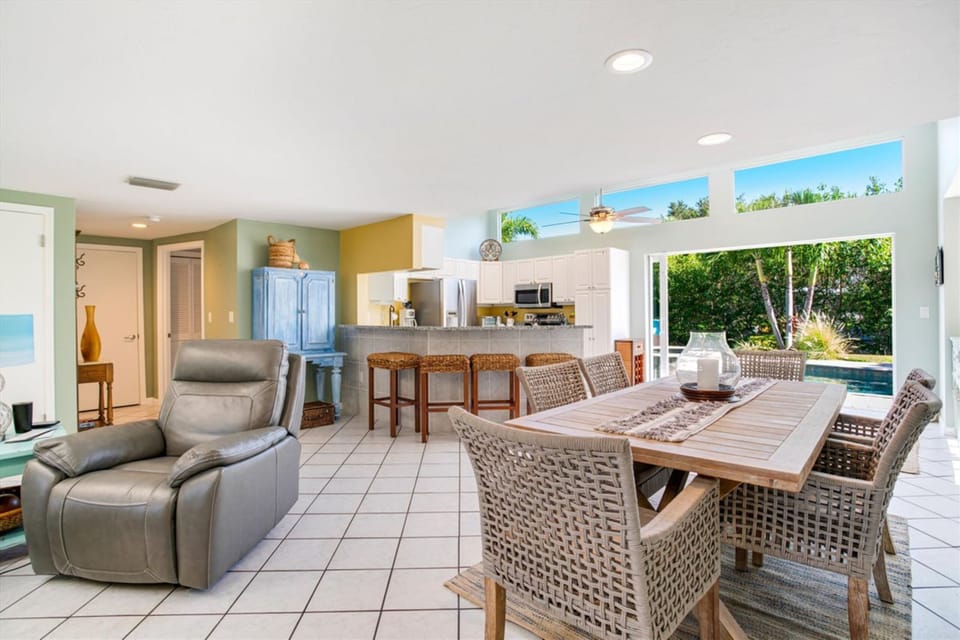 Comfort Room | Private kitchen | Fridge, microwave, oven, stovetop