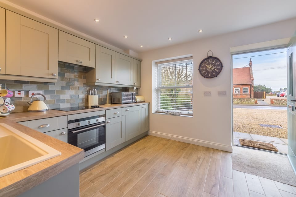 Ground floor: Contemporary kitchen