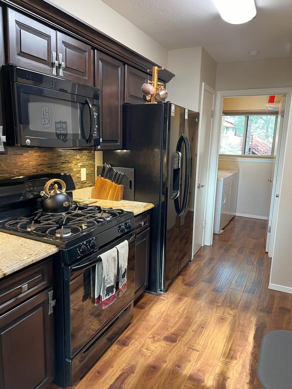 Fully equipped kitchen with dishwasher, stove, oven, refrigerator and microwave 