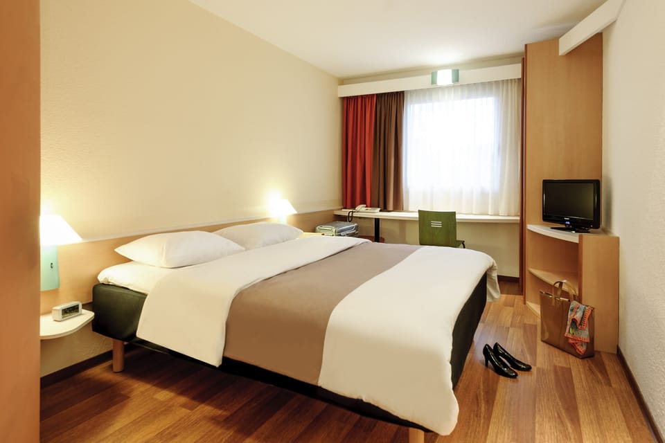 Double Room, 1 Double Bed | Desk, blackout drapes, soundproofing, iron/ironing board (on request)