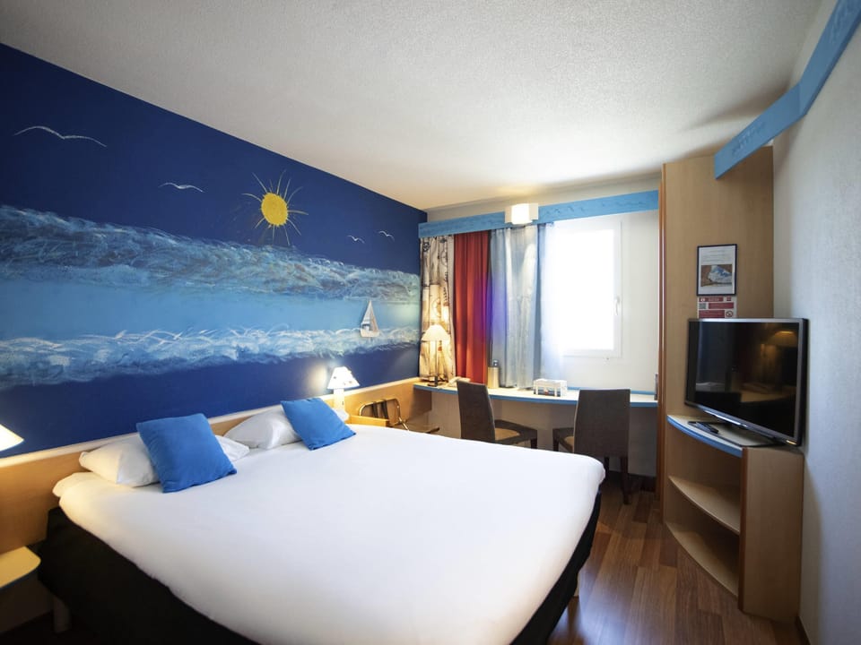 In-room safe, desk, soundproofing, iron/ironing board