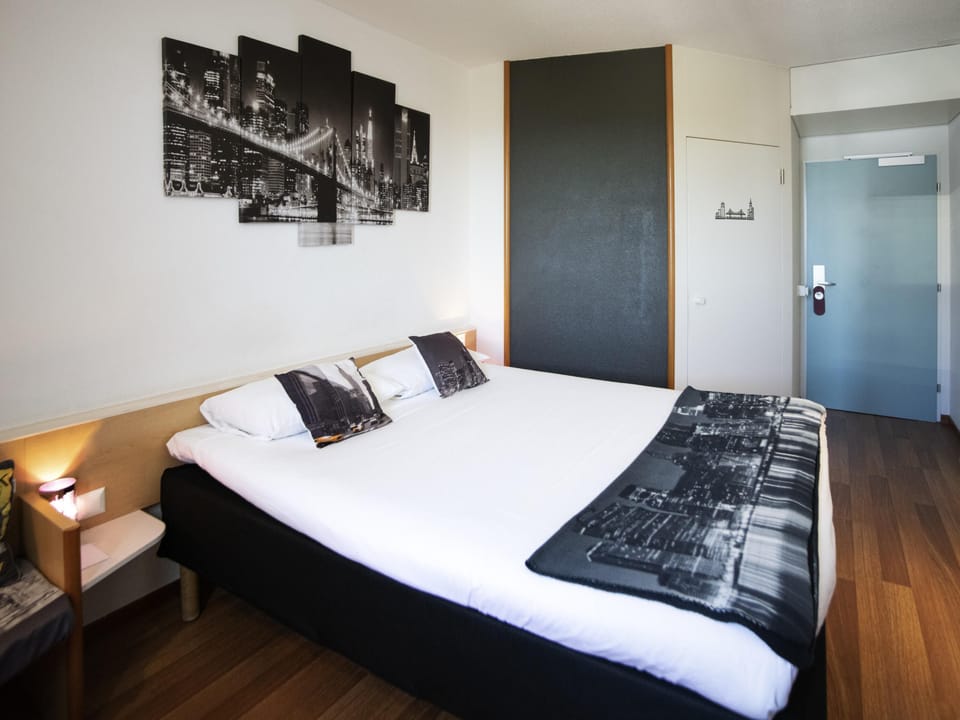 In-room safe, desk, soundproofing, iron/ironing board