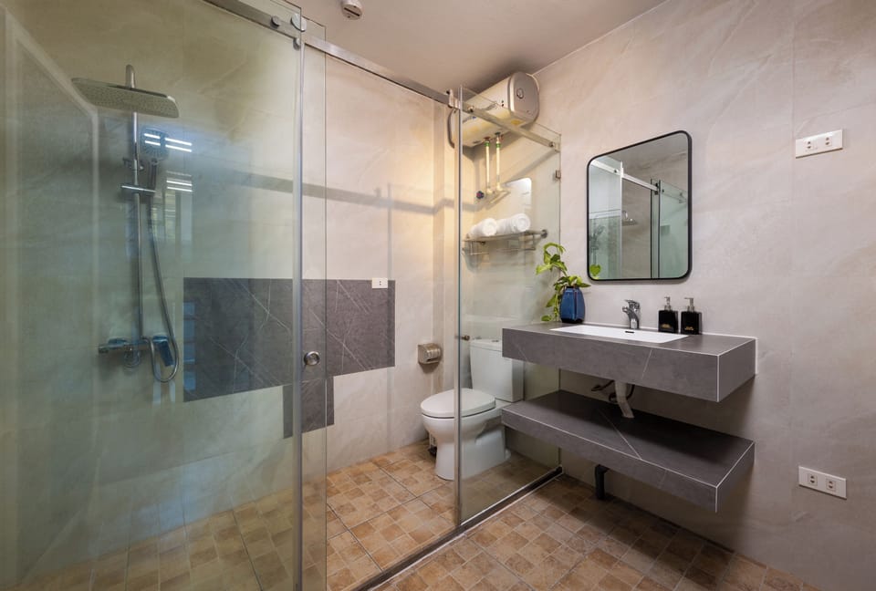 Deluxe Twin Room, City View | Bathroom | Slippers
