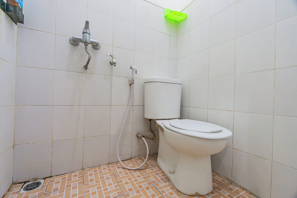 Deluxe Double Room | Bathroom | Shower, towels, soap, toilet paper