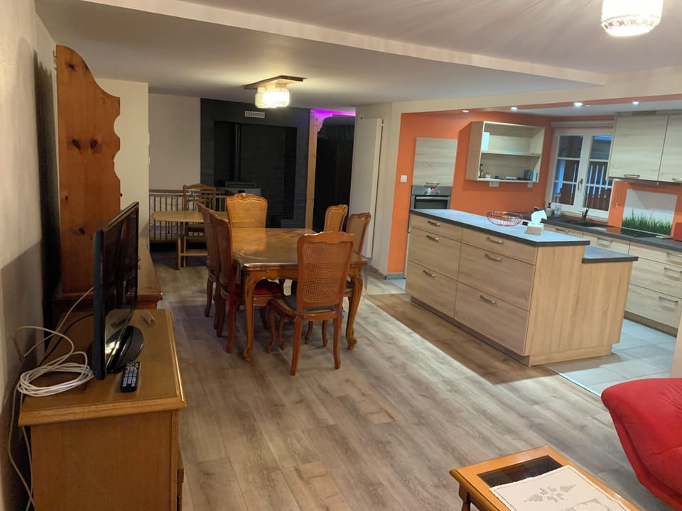 Gîte : La Cigogne Rouge | Living area | 84-cm flat-screen TV with cable channels