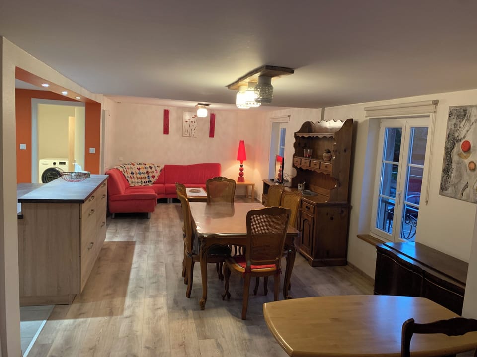 Gîte : La Cigogne Rouge | Living area | 84-cm flat-screen TV with cable channels