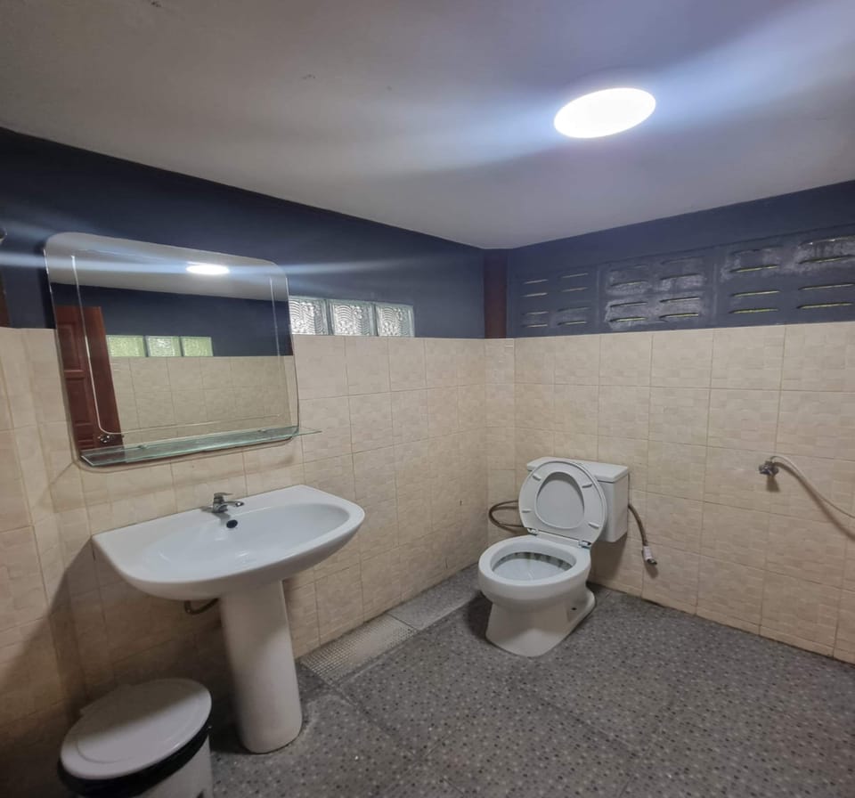 Deluxe Double Room | Bathroom | Shower, bidet, towels