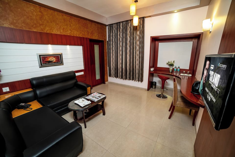 Luxury Suite | Desk, laptop workspace