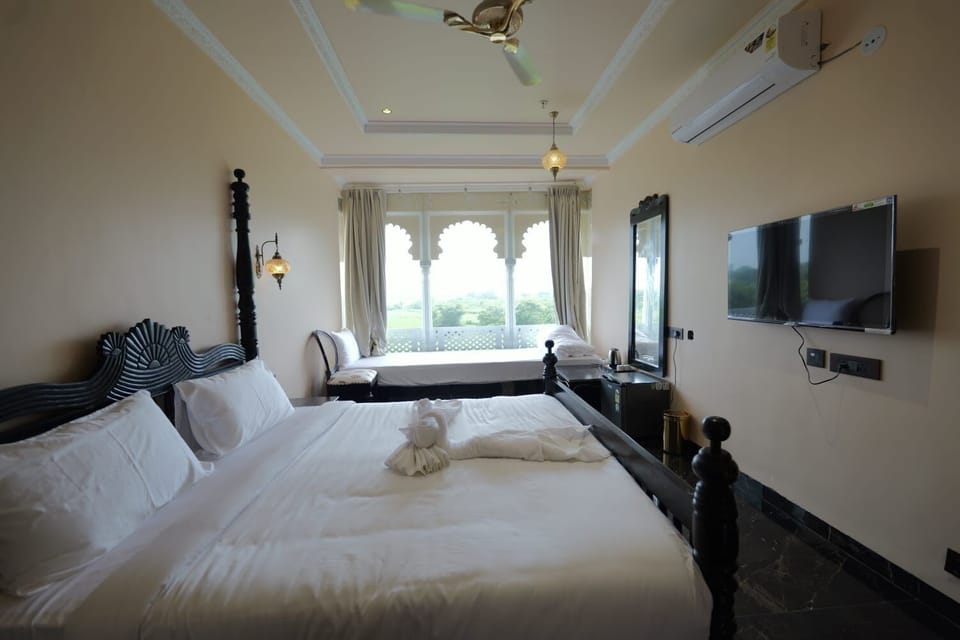 Ram Bagh Suite | In-room safe, desk, laptop workspace, blackout drapes