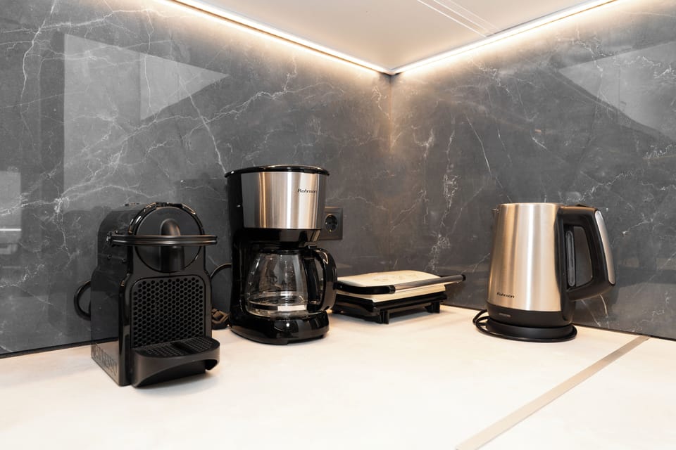 Deluxe Apartment, 3 Bedrooms, Balcony, City View | Private kitchen