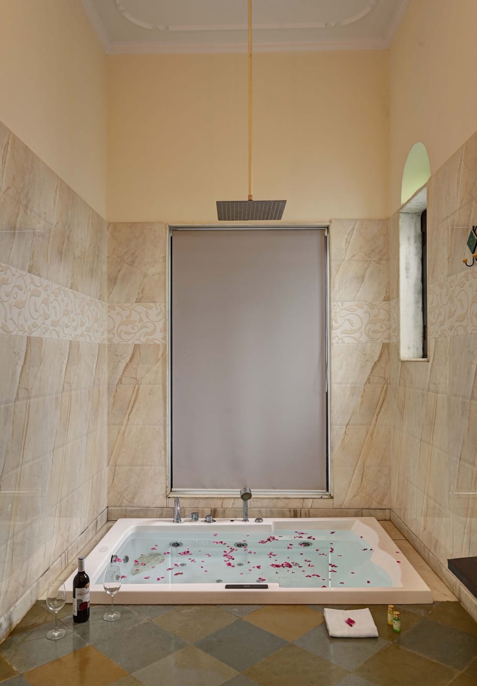 Luxury Cottage | Bathroom | Shower, rainfall showerhead, hair dryer, slippers