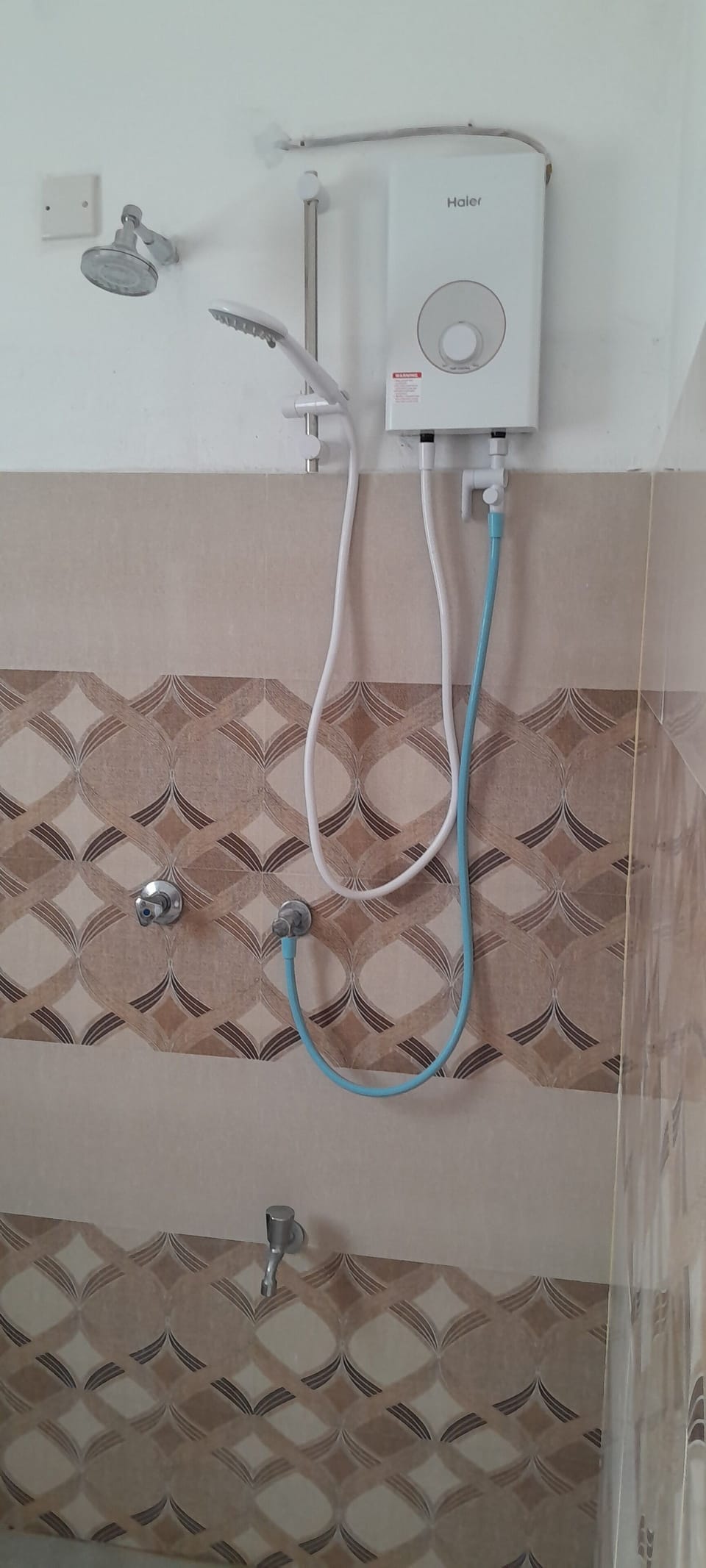 Deluxe Triple Room | Bathroom | Towels, soap, toilet paper