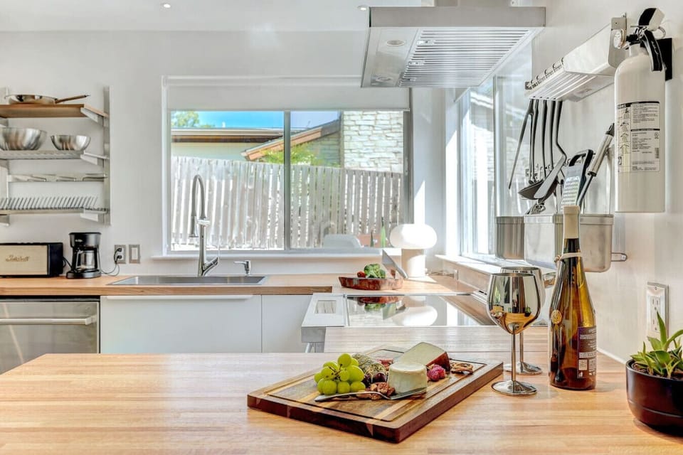 Small but efficient full kitchen =)