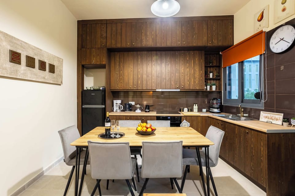 Fully equipped kitchen space and dinning area