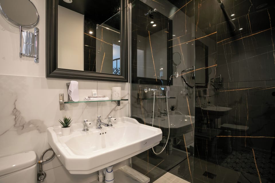 Studio | Bathroom