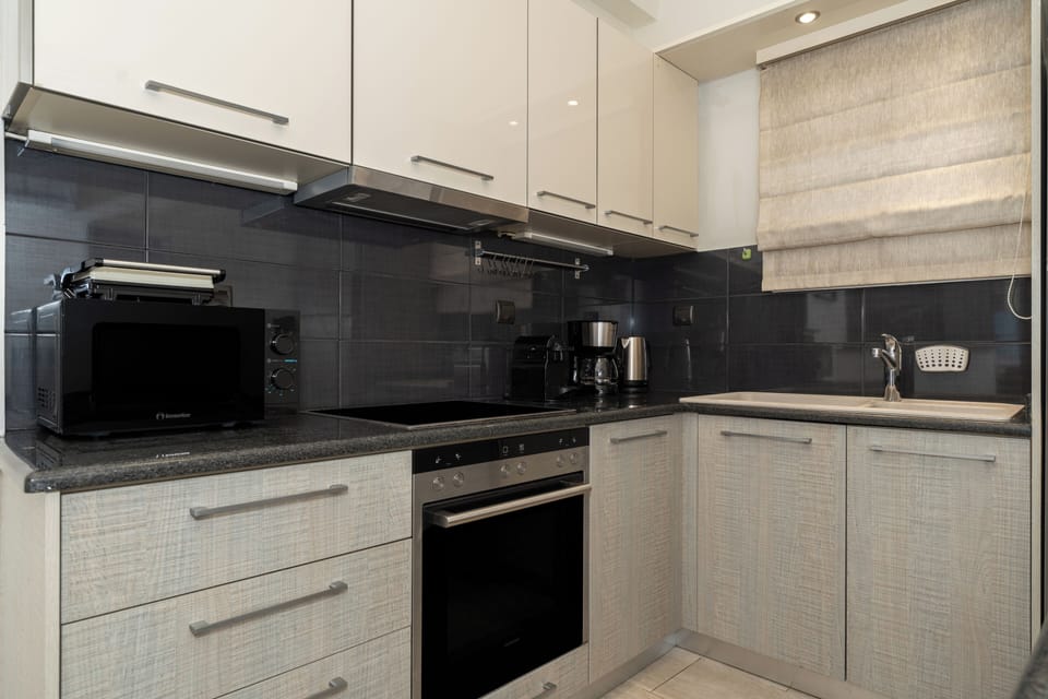 Superior Apartment, 2 Bedrooms, Kitchen, City View | Private kitchen | Espresso maker, coffee/tea maker, electric kettle, toaster