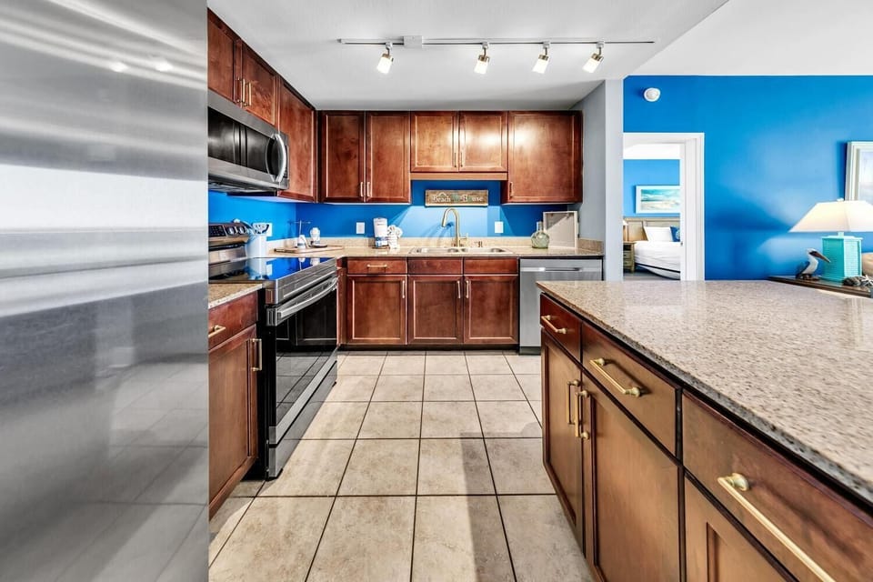 Condo, Multiple Beds (Laketown Wharf 927) | Private kitchen | Oven, toaster