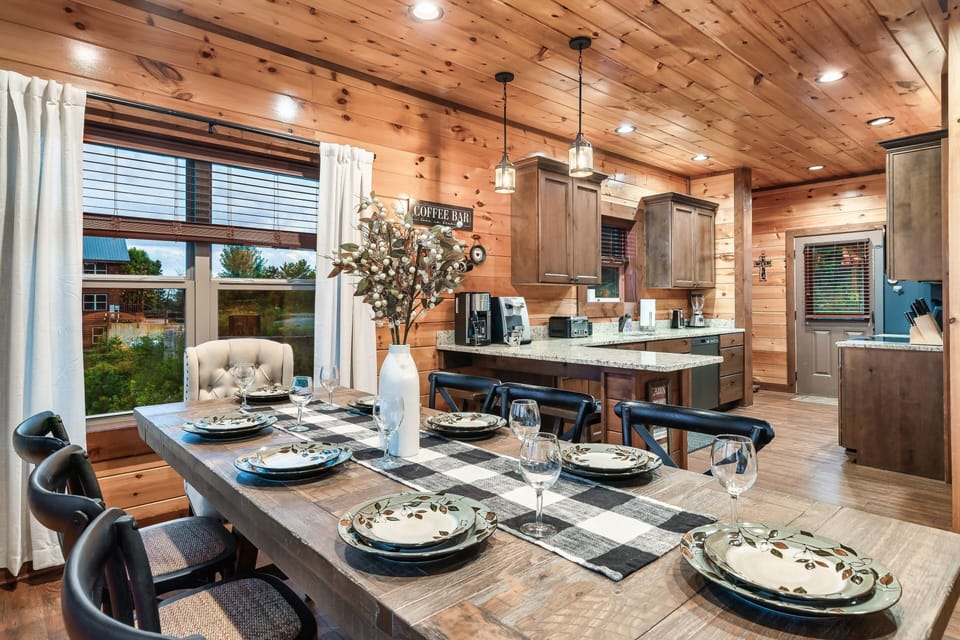 Fully equipped kitchen, enjoy your favorite meals with seating for 10!