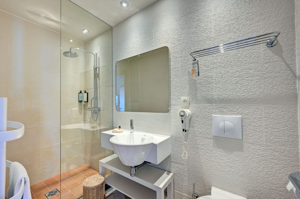 Chambre Double Premium Vue Mer | Bathroom | Hair dryer, towels, soap, shampoo