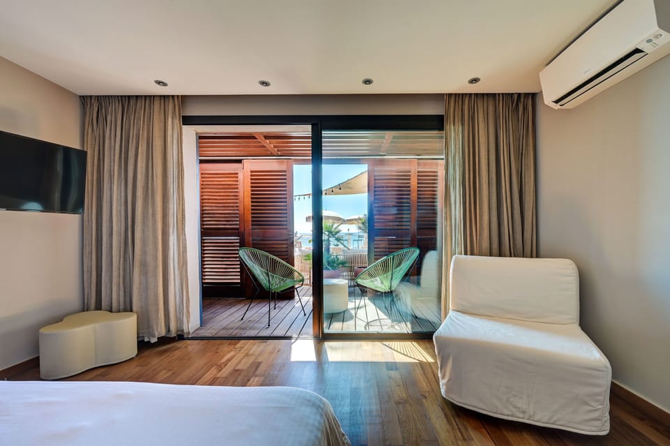 Junior Suite, Sea View | In-room safe, free WiFi, bed sheets