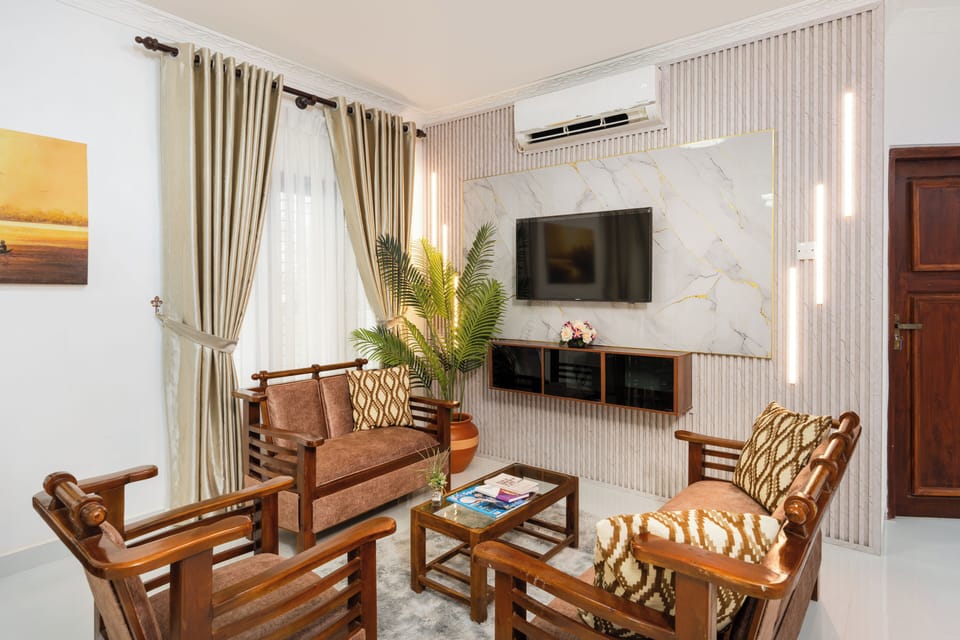 Room code: Three-Bedroom Villa Second Floor | Living area | 46-inch Smart TV with cable channels, books