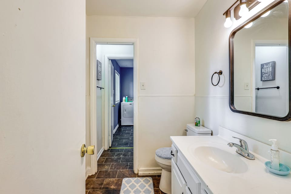 Full Bathroom | Towels Provided
