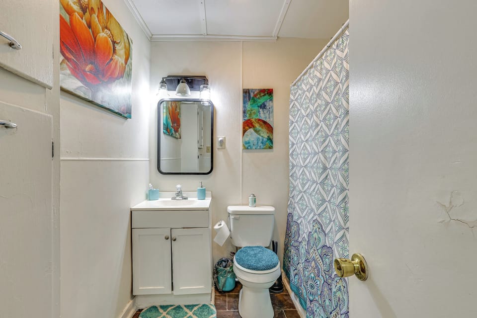 Full Bathroom | Complimentary Toiletries