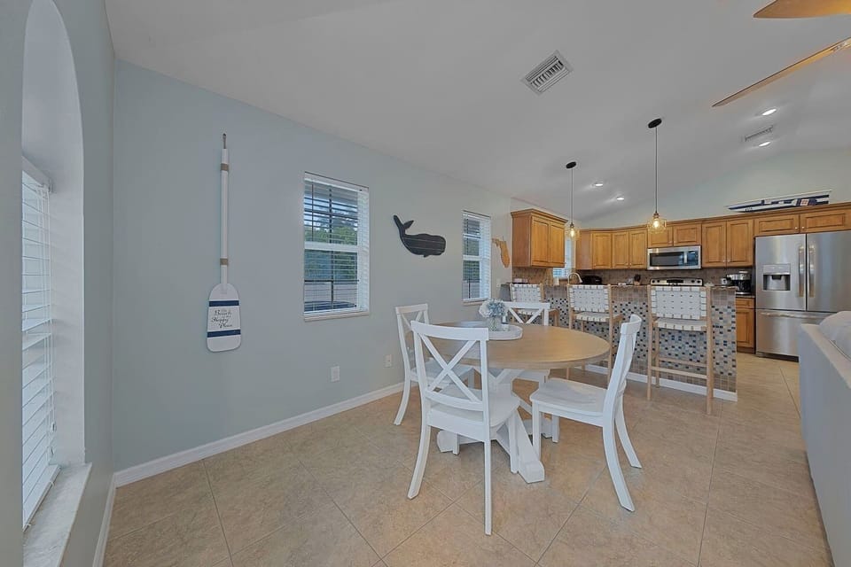 5-web-or-mls-Dining To Kitchen